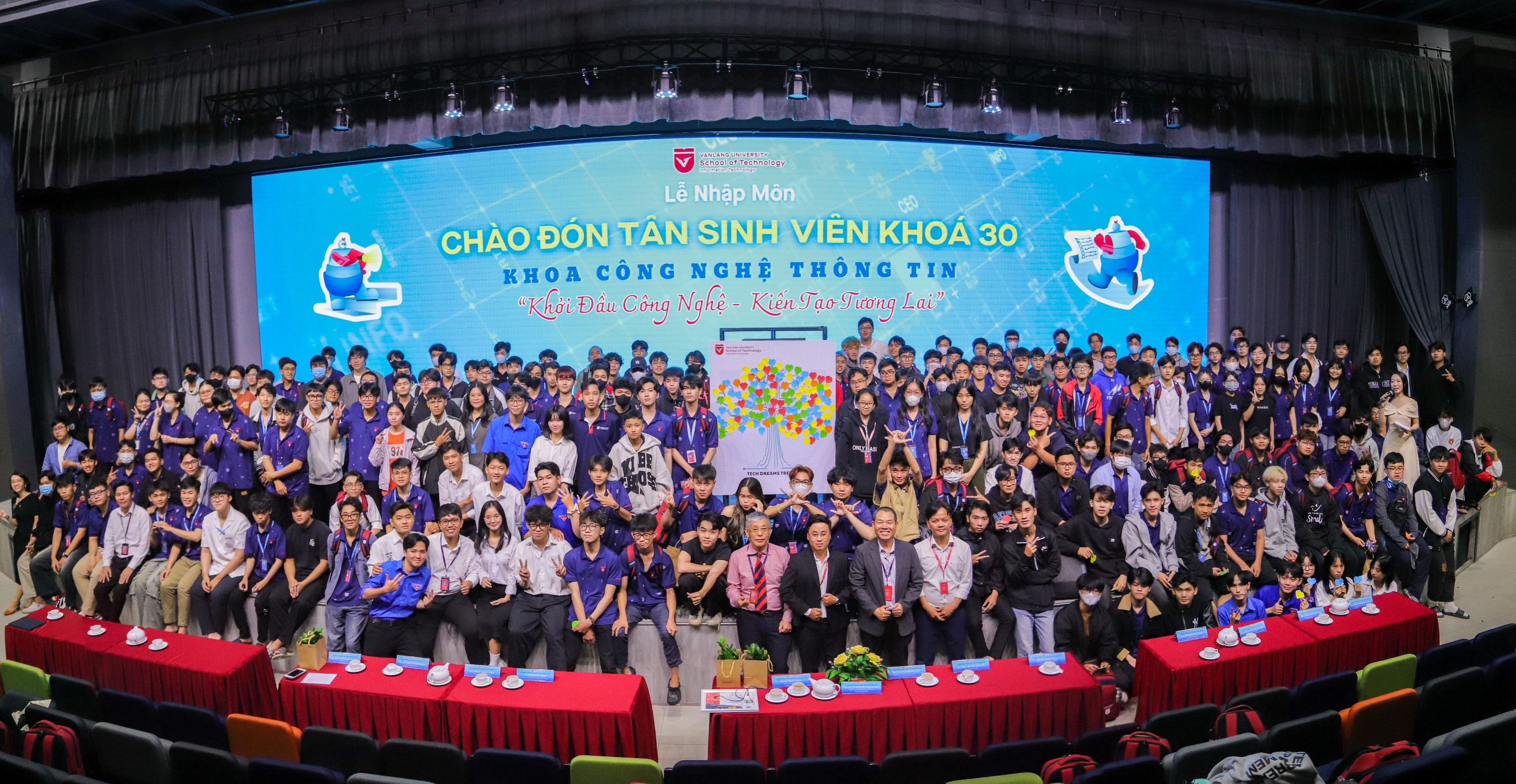 Khởi đầu “Công nghệ - Kiến tạo tương lai” cùng K30 Khoa Công nghệ Thông tin
