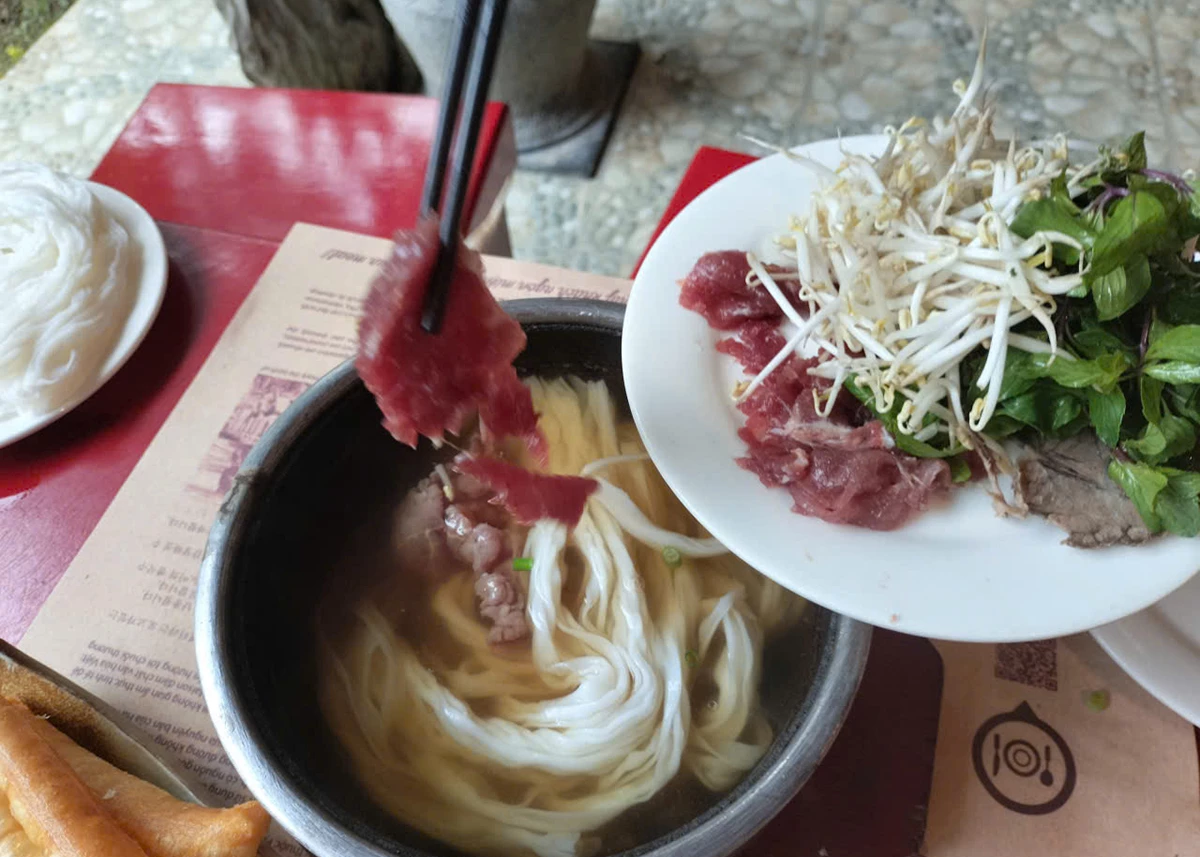 Hơi ấm phở bát đá