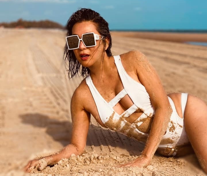 MC Kỳ Duyên U60 vẫn tự tin mặc đủ mọi loại bikini cắt xẻ bạo nhờ bí quyết vàng