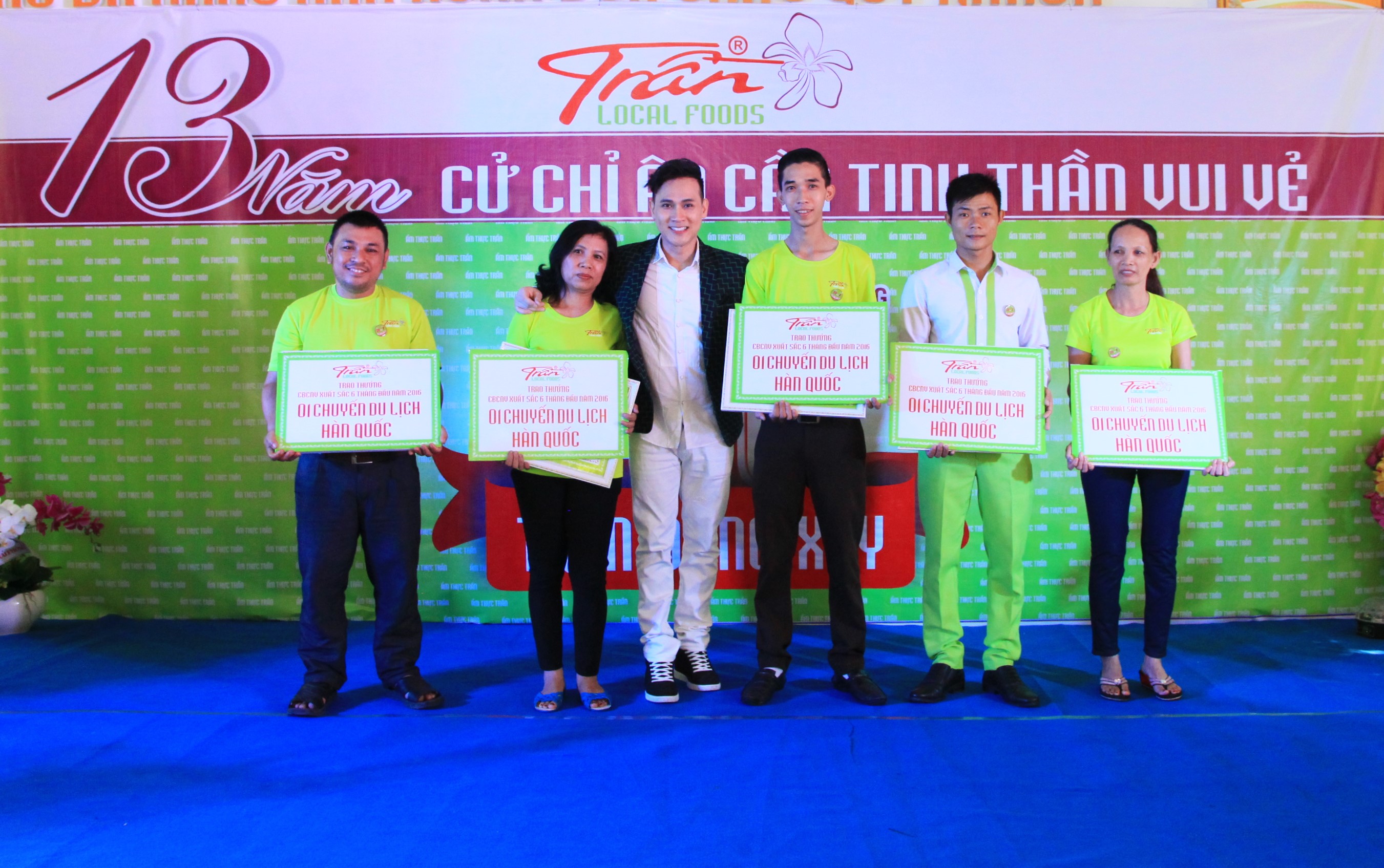 Nguyên Vũ và Ẩm thực Trần tặng quà học sinh giỏi