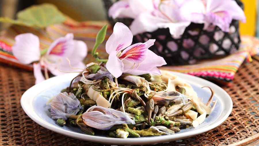 Nộm hoa ban - món quà mùa xuân của núi rừng Điện Biên