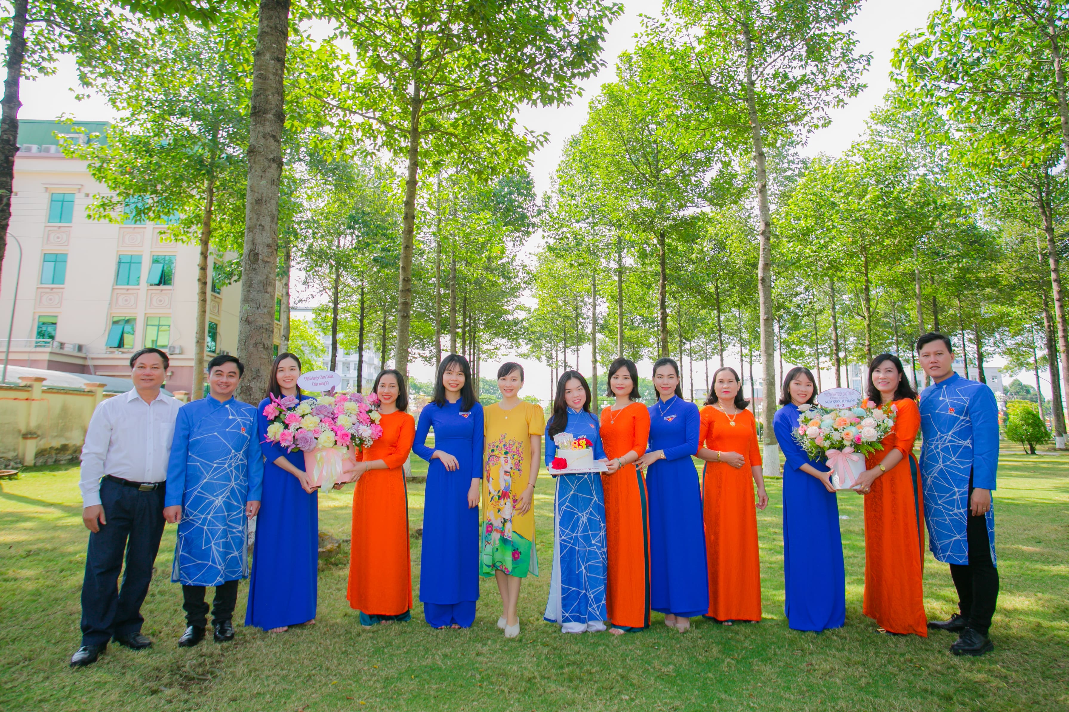 NTK Việt Hùng cùng các bạn trẻ nhuộm áo dài Việt bằng sắc màu thanh xuân