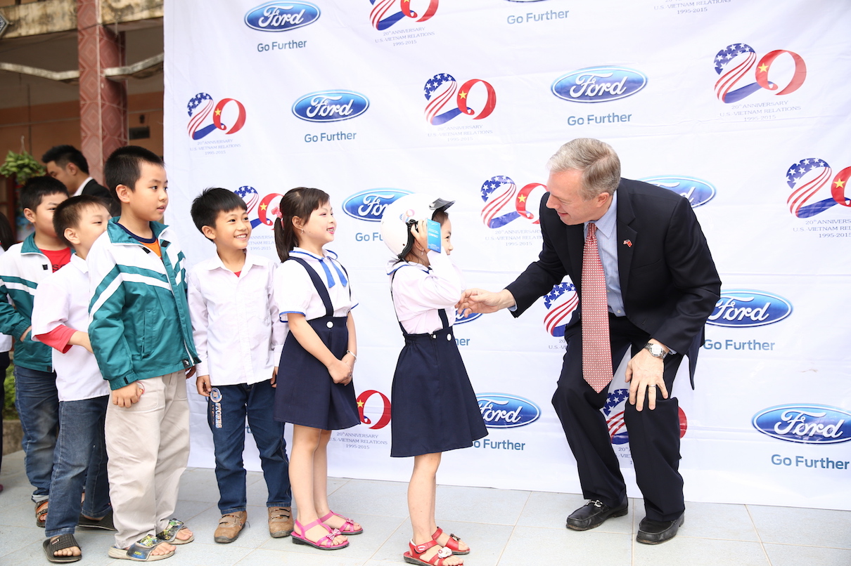 Đại sứ Mỹ tham quan nhà máy Ford Hải Dương