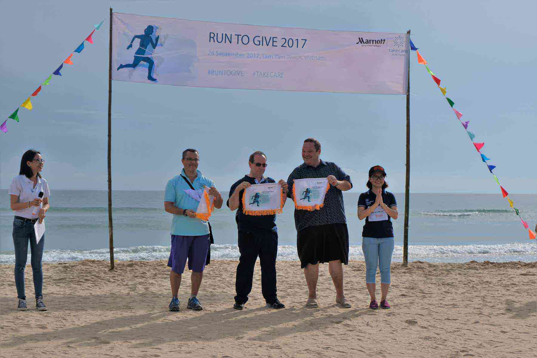 Chạy bộ từ thiện  "Run To Give" 