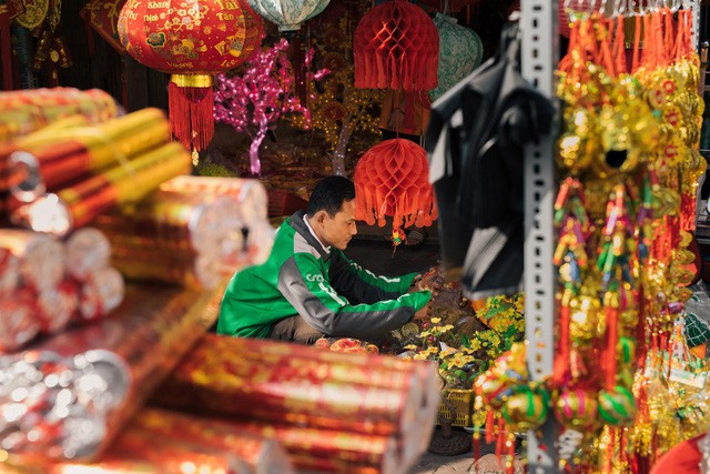 Xuống phố mà xem, Tết đã ngập tràn những con đường, bừng lên bao rạng rỡ!