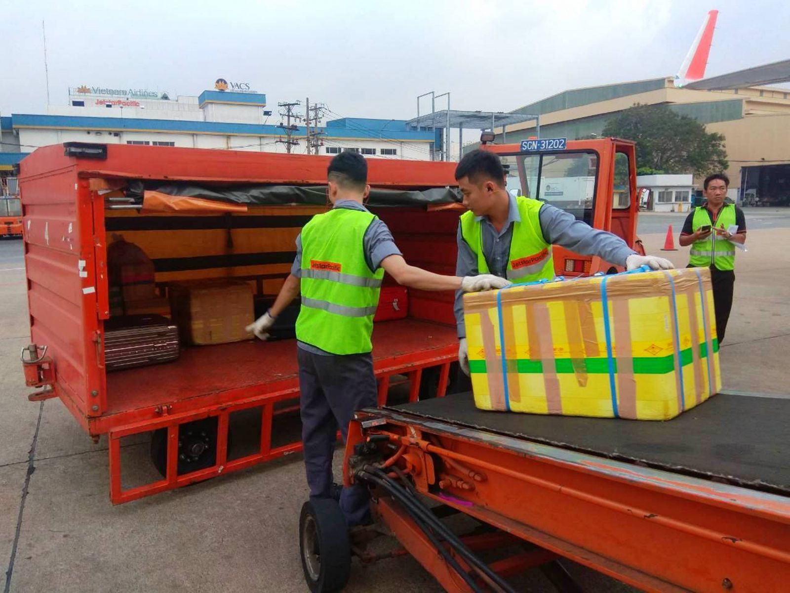 Không tuân thủ quy định mà ném hành lý của khách lên máy bay, hai nhân viên bị sa thải