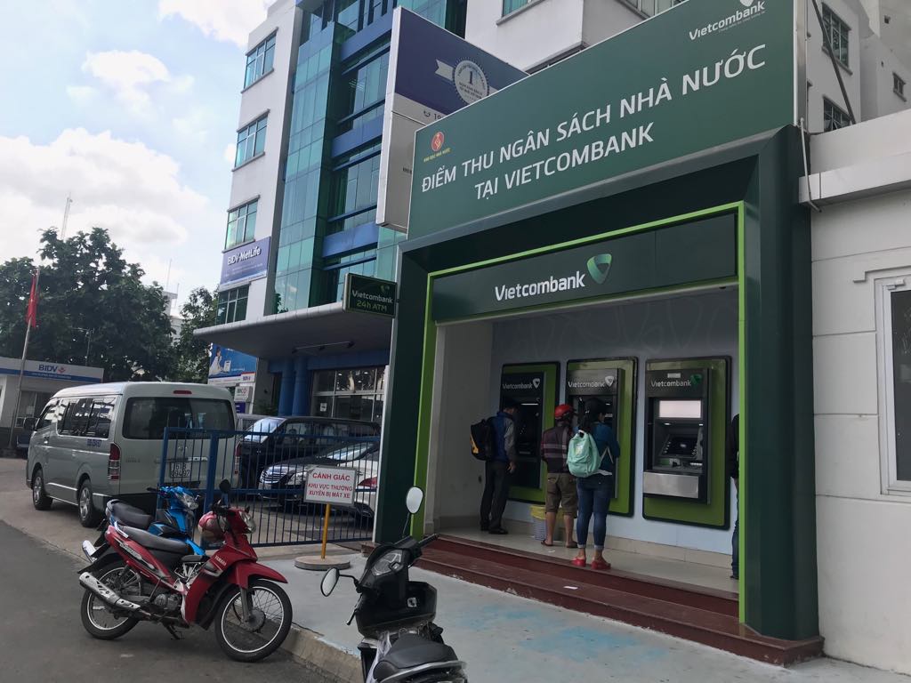 TP.HCM yêu cầu doanh nghiệp trả lương bằng nhiều hình thức, giảm áp lực rút tiền từ ATM