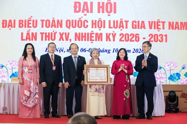 Viện Khoa học pháp lý và Kinh doanh quốc tế nhận Huân chương Lao động hạng Ba