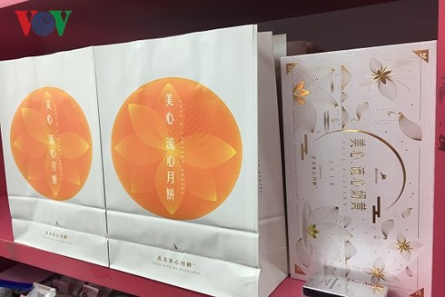 Bánh Trung thu xách tay giá 'chát', chất lượng mập mờ