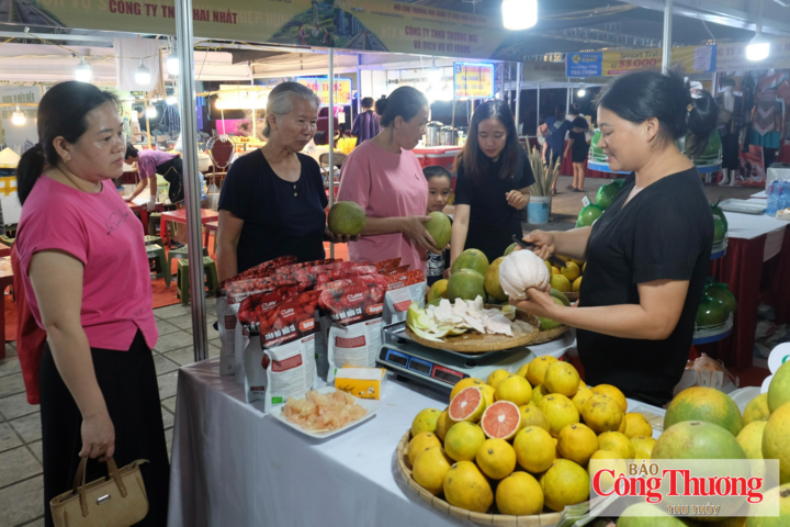 Gian hàng nông sản của Công ty TNHH Cara Farm Điện Biên hấp dẫn người tiêu dùng.
