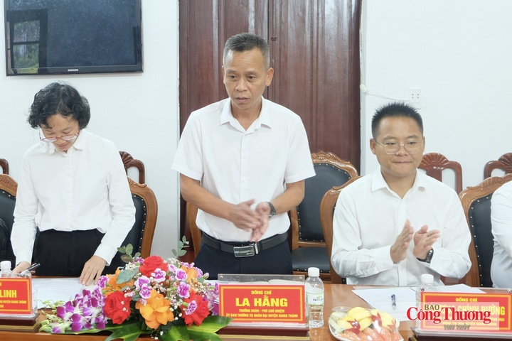 Ông La Hằng, Phó Chủ nhiệm Ủy ban Thường vụ Nhân đại huyện Giang Thành phát biểu tại buổi làm việc.