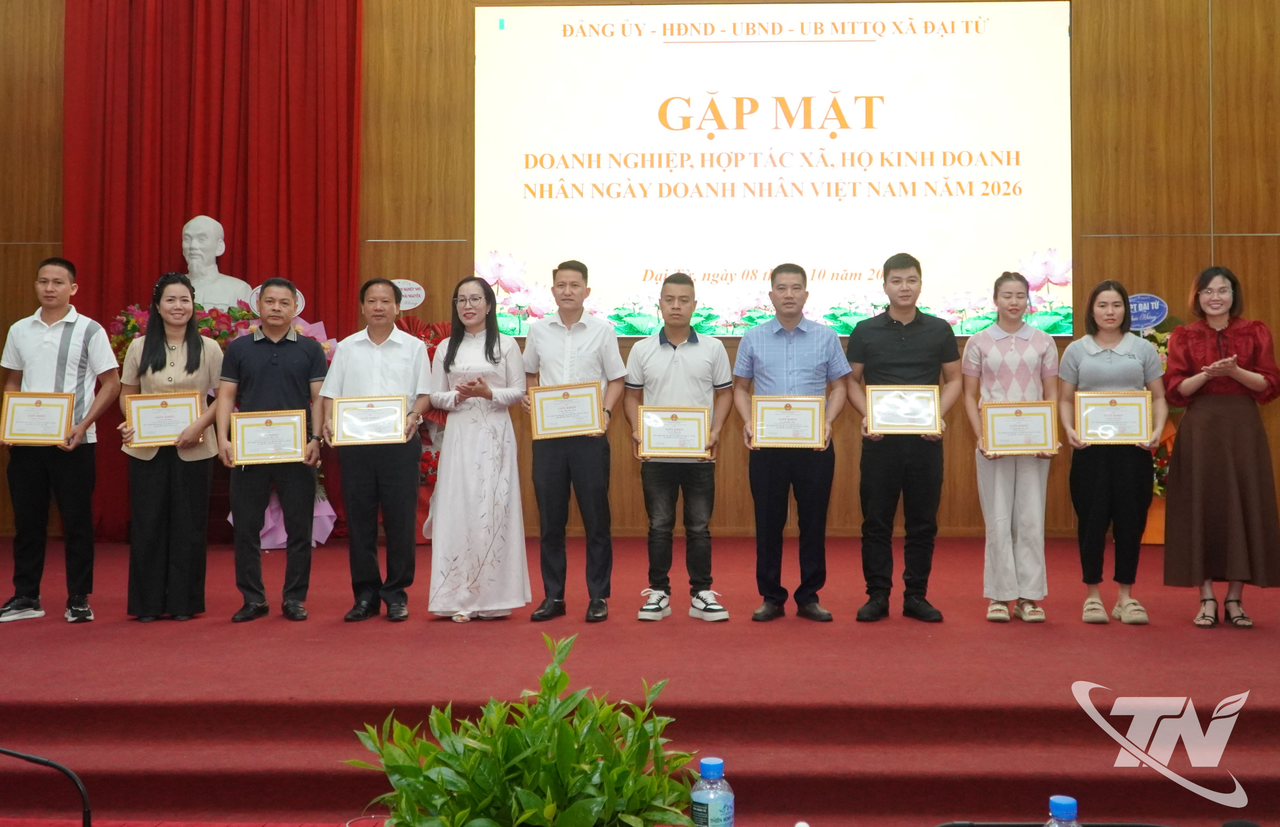 UBND xã Đại Từ khen thưởng 8 tập thể và 11 cá nhân có nhiều đóng góp cho sự phát triển của cộng đồng doanh nghiệp trên địa bàn.
