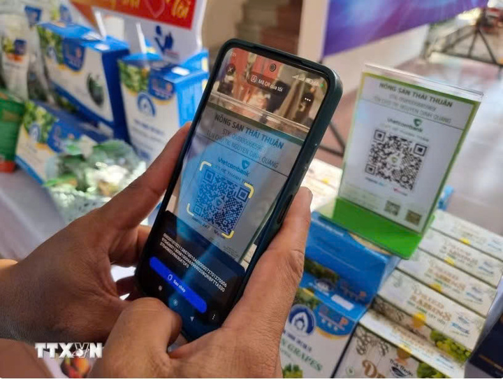 Khách hàng chuyển tiền nhanh từ quét mã QR. Ảnh: Nguyễn Thành