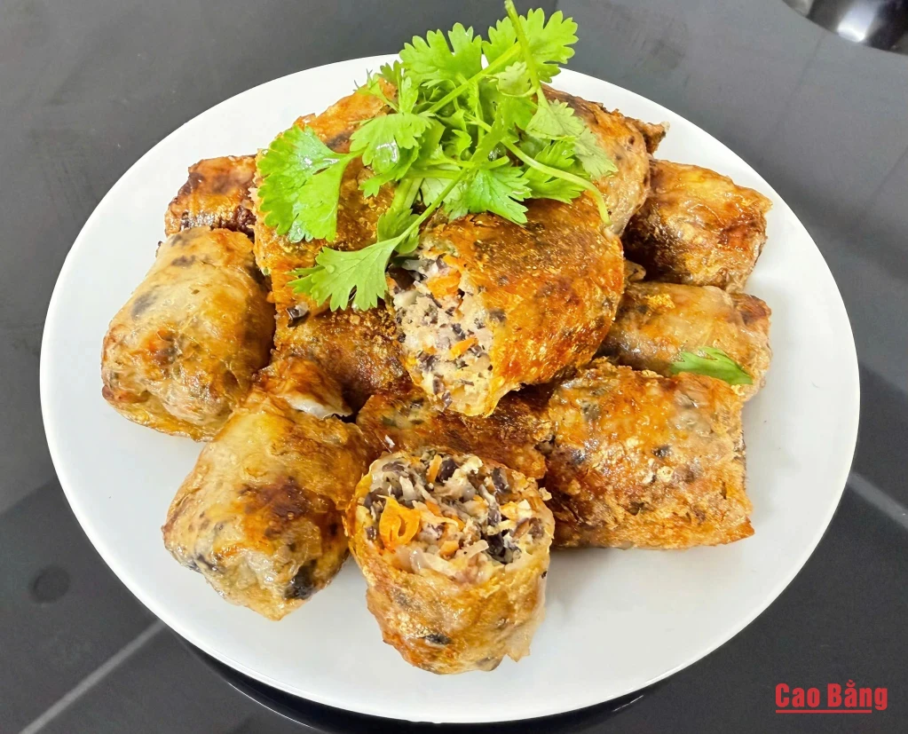 Nem vàng ruộm, giòn thơm, hấp dẫn trong mỗi bữa cơm gia đình.