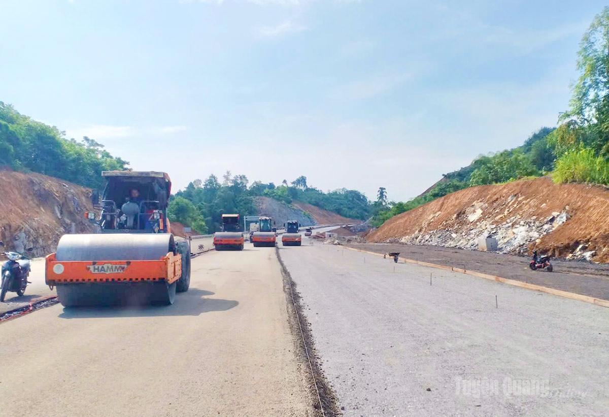 Nhà thầu thi công gói thầu 08-XL quy mô 4 làn xe đang tích cực thi công.