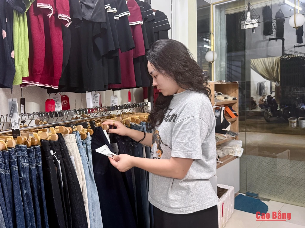 Người trẻ cân nhắc kiểu dáng, chất liệu, giá cả trước khi lựa chọn trang phục.