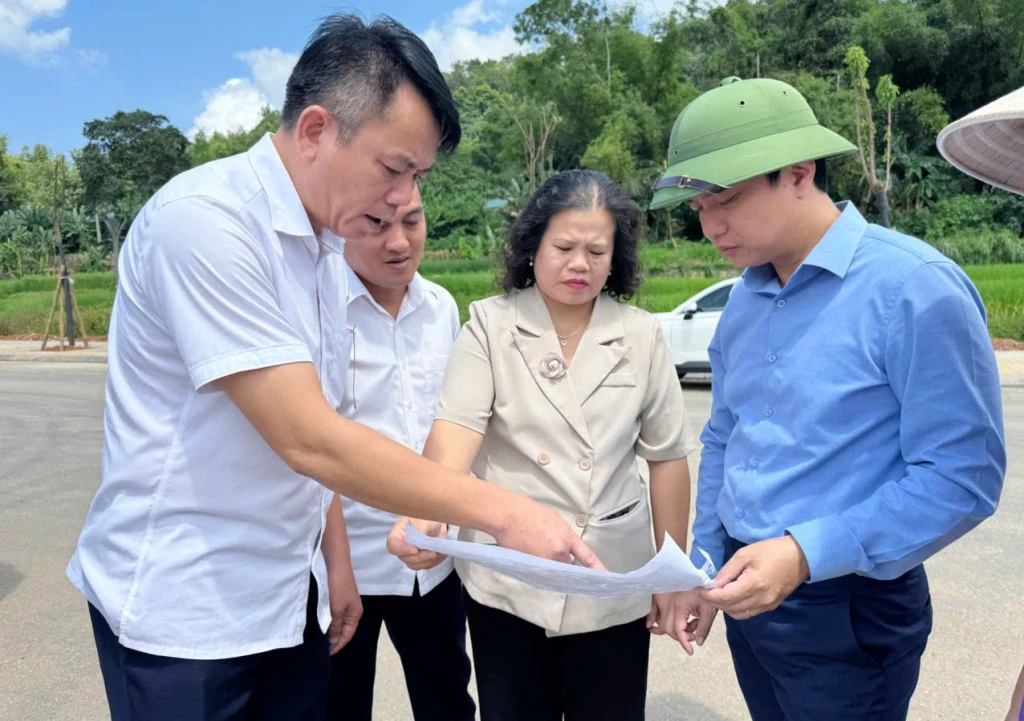 Chủ tịch UBND tỉnh Lê Hải Hòa kiểm tra thực địa dự án đường tránh Nước Hai, xã Hòa An.