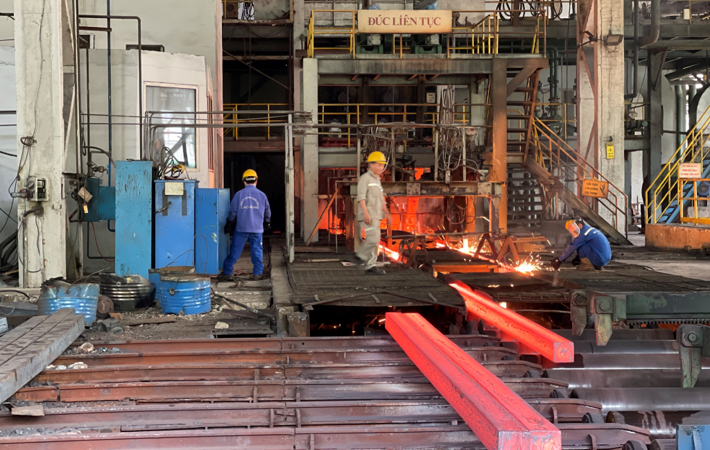 Sản xuất phôi thép tại Công ty cổ phần Gang thép Cao Bằng.