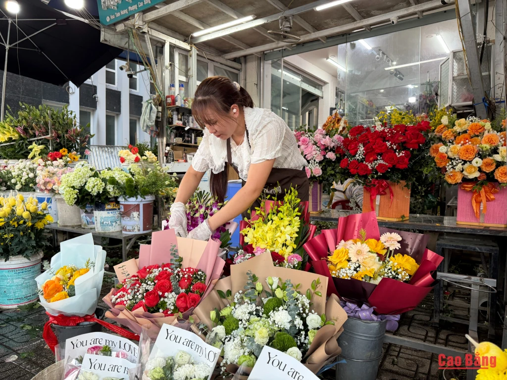 Các cửa hàng hoa tươi chuẩn bị nhiều mẫu hoa đa dạng phục vụ nhu cầu mua sắm dịp 20/10.