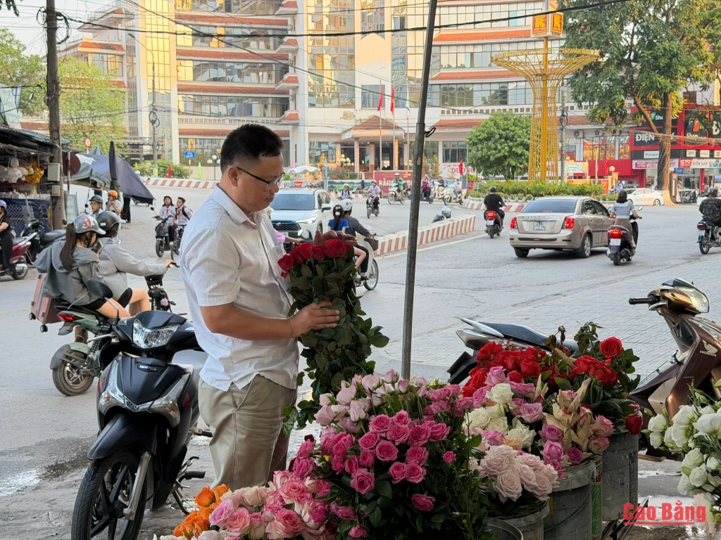 Khách hàng lựa chọn hoa tươi làm quà tặng người thân nhân Ngày Phụ nữ Việt Nam 20/10.