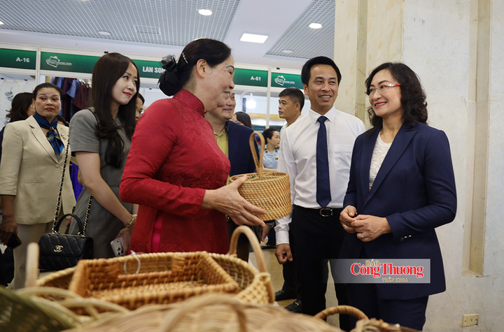Thứ trưởng Bộ Công Thương Phan Thị Thắng cùng các đại biểu tham quan gian hàng mây tre đan.