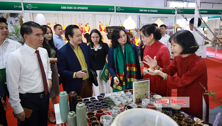 Các đại biểu tham quan một số gian hàng sản phẩm thủ công mỹ nghệ.