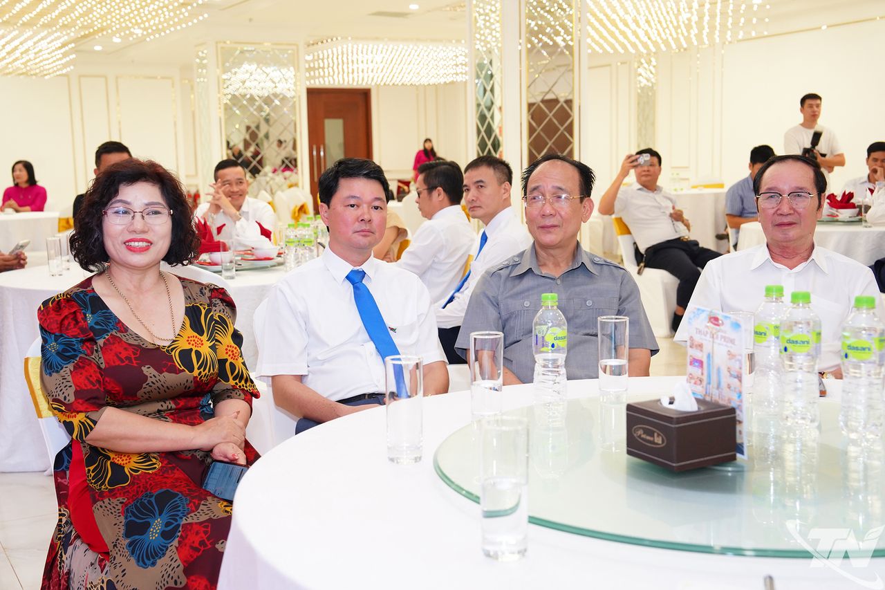 Các đại biểu, doanh nhân tham dự buổi gặp mặt.