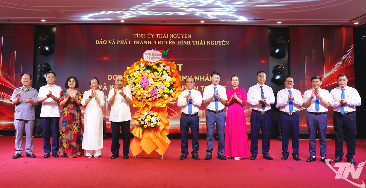 Lãnh đạo Báo và PTTH Thái Nguyên chúc mừng các hiệp hội, các doanh nghiệp nhân Ngày Doanh nhân Việt Nam.