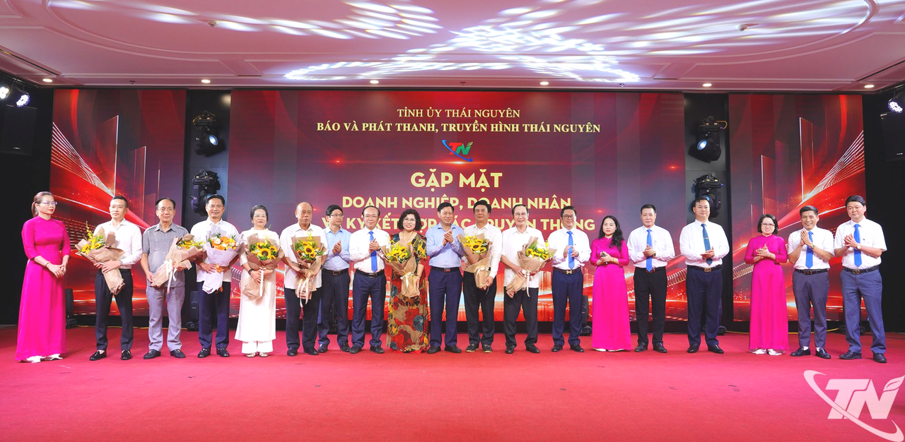 Lãnh đạo Ban Tuyên giáo Tỉnh ủy chúc mừng các hiệp hội, các doanh nghiệp tham dự Lễ ký kết thỏa thuận hợp tác với cơ quan báo chí của tỉnh.