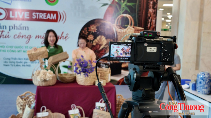 Livestream bán hàng trên các kênh mạng xã hội đang được các làng nghề, cơ sở sản xuất thủ công mỹ nghệ tiếp cận.