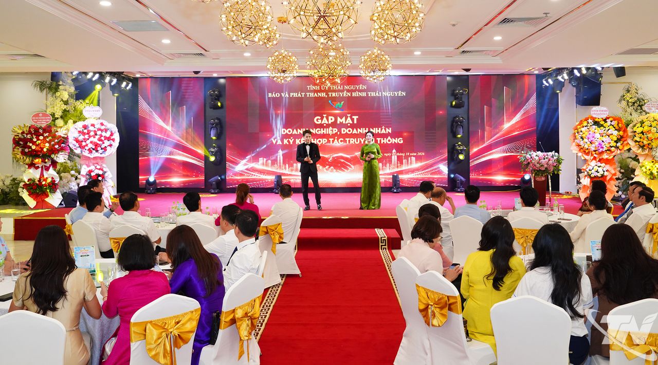 Quang cảnh buổi gặp mặt doanh nghiệp, doanh nhân và ký kết hợp tác truyền thông.