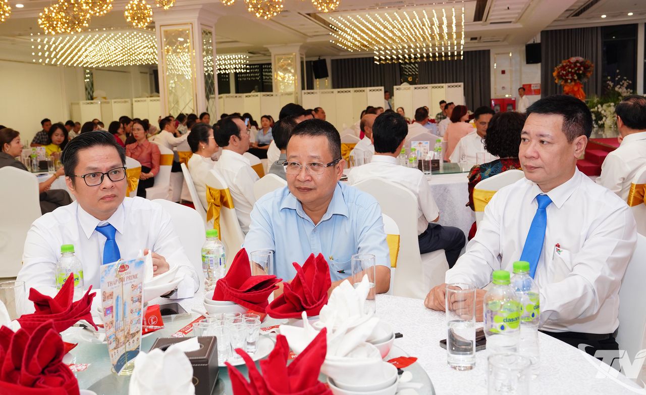 Các đại biểu dự gặp mặt và ký kết hợp tác truyền thông.