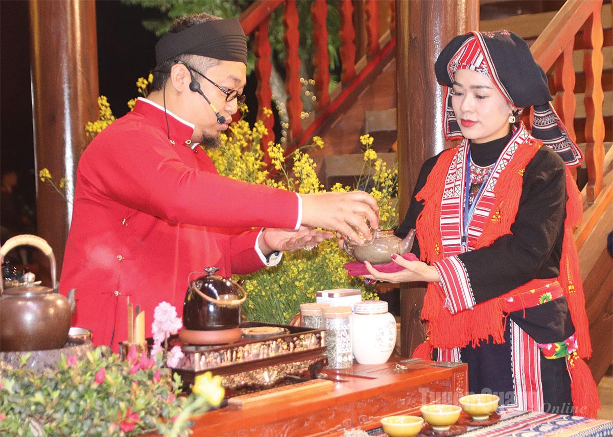 Trình diễn pha trà Shan tuyết trong không gian du lịch cộng đồng, mang đến trải nghiệm độc đáo về văn hóa trà vùng cao Tuyên Quang.
