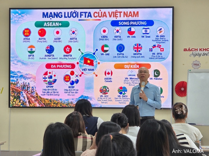Ông Trần Thanh Hải, Phó Cục trưởng Cục Xuất nhập khẩu (Bộ Công Thương) trao đổi về quy tắc xuất xứ hàng hóa tại khóa đào tạo do VALOMA tổ chức.