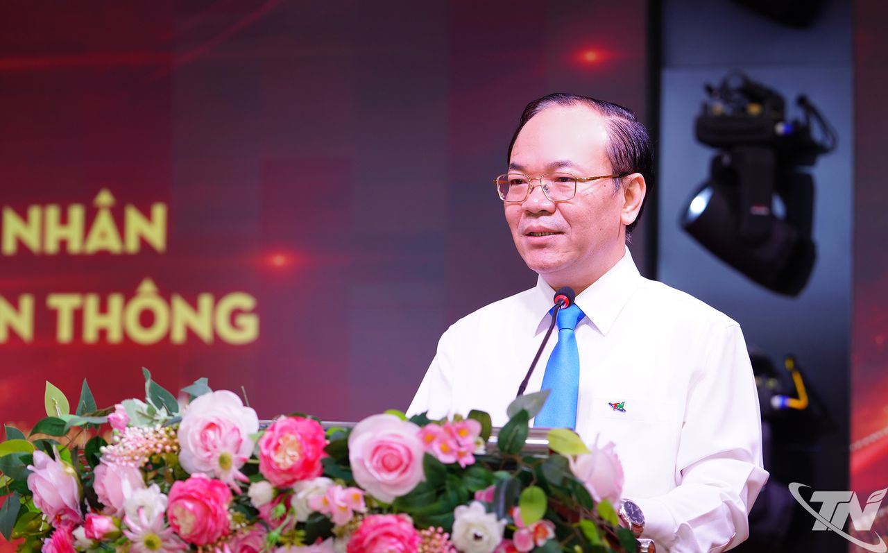 Đồng chí Đỗ Xuân Hòa, Giám đốc Báo và PTTH Thái Nguyên, phát biểu chúc mừng các doanh nghiệp, doanh nhân.