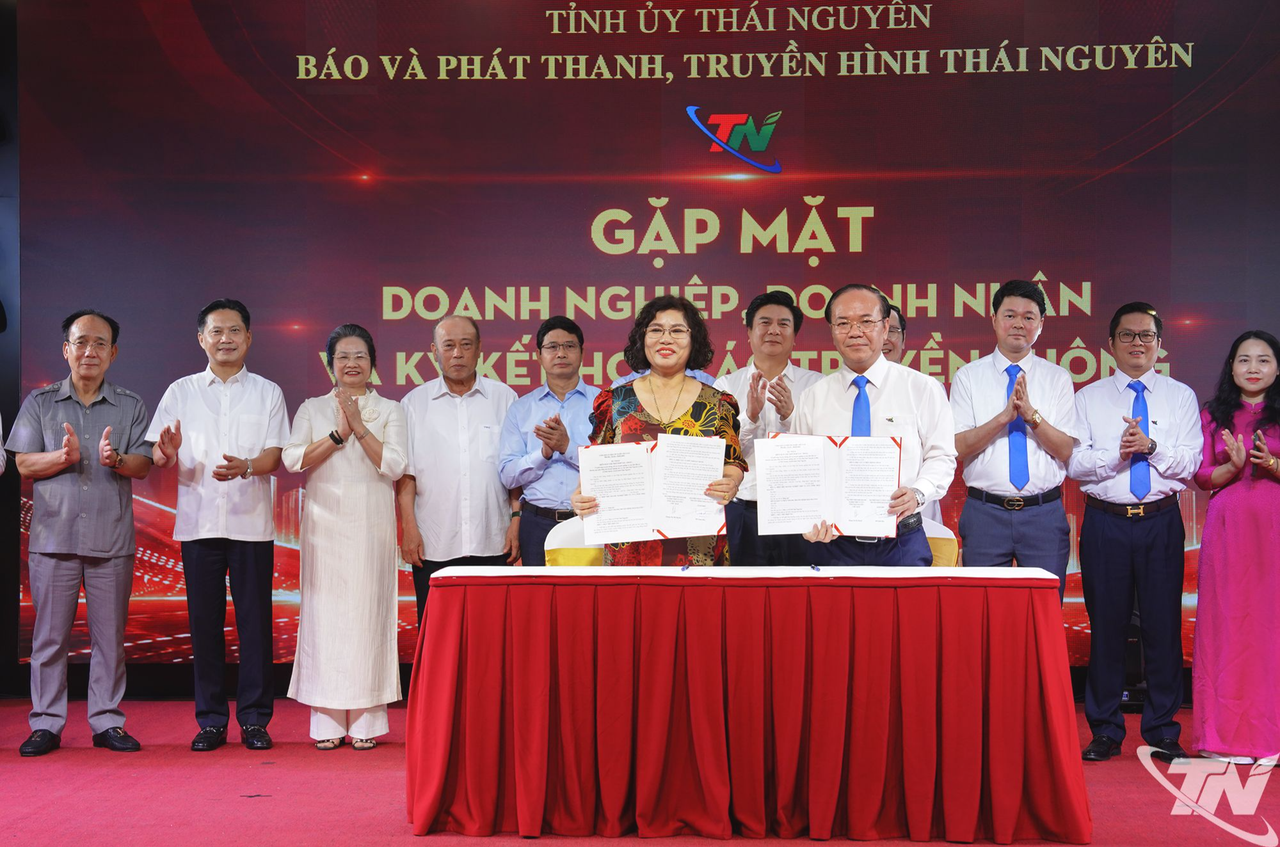 Lãnh đạo Báo và PTTH Thái Nguyên ký kết Thỏa thuận hợp tác truyền thông giai đoạn 2026-2030 với các hiệp hội, các doanh nghiệp trên địa bàn.