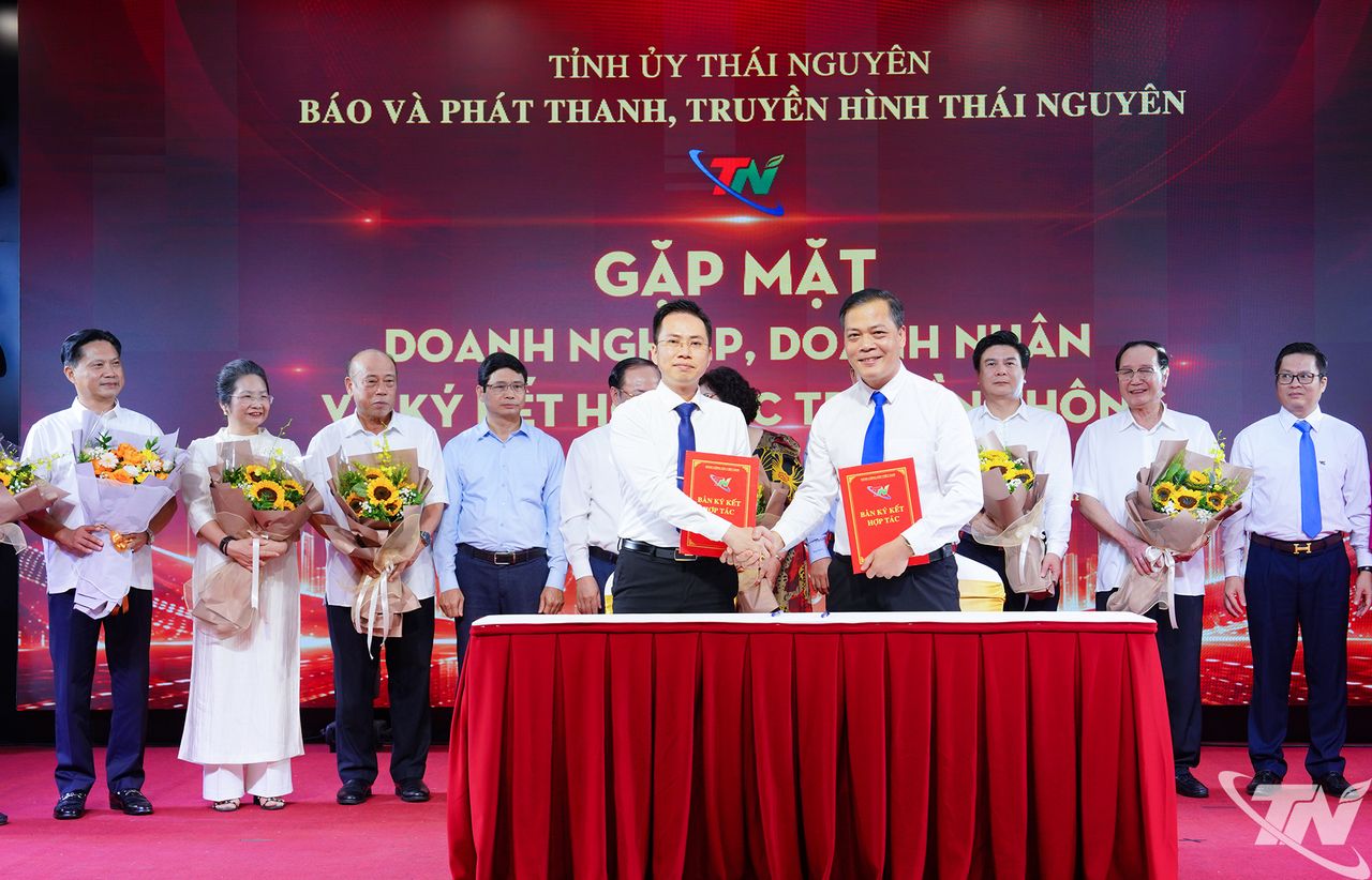 Lãnh đạo Trung tâm Dịch vụ truyền thông (thuộc Báo và PTTH Thái Nguyên) ký kết Thỏa thuận hợp tác truyền thông giai đoạn 2026-2030 với các đơn vị.