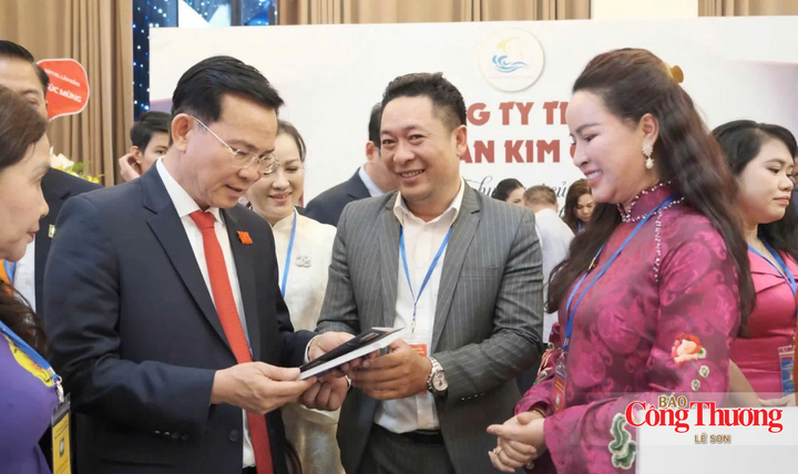 Ông Hồ Văn Mười, Ủy viên Ban Chấp hành Trung ương Đảng, Chủ tịch UBND tỉnh Lâm Đồng và bà Nguyễn Thị Hà (phải), Phó Chủ tịch Hội doanh nhân tỉnh Lâm Đồng tham quan các sản phẩm OCOP tỉnh Lâm Đồng.
