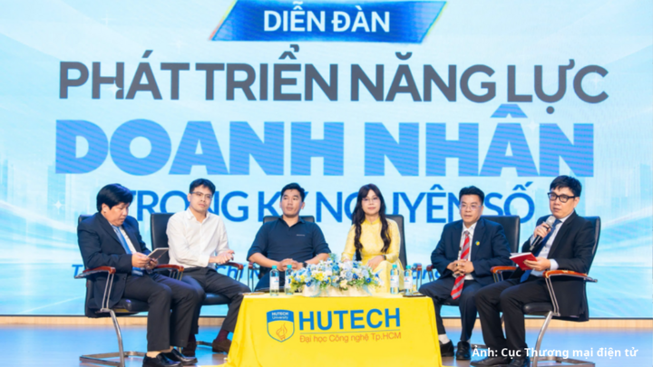 Các diễn giả đóng góp ý kiến tại diễn đàn.